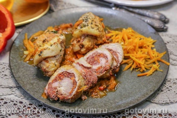 Рулетики из свинина с фаршем, тушенные в овощном соусе Рулетики из свинина с фаршем, тушенные в овощном соусе