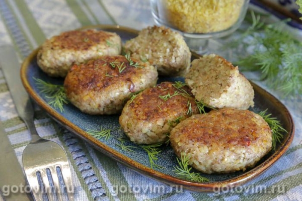 Мясные котлеты с булгуром в мультиварке