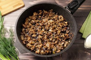 Салат с курицей, грибами и маринованными огурцами Салат с курицей, грибами и маринованными огурцами