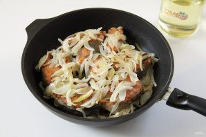 Горбуша в сметане на сковороде Горбуша в сметане на сковороде