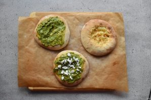 Пицца с соусом песто и яйцом Пицца с соусом песто и яйцом