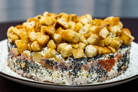 Салат с копченой курицей, сыром, помидорами и маком Салат с копченой курицей, сыром, помидорами и маком