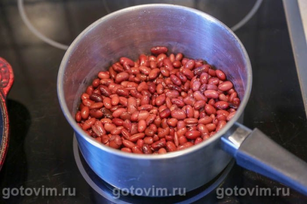 Теплый салат из красной фасоль с рваным мясом и орехами 