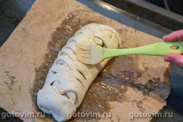 Пирог-плетенка с колбаской для жарки и спаржей с чесноком Пирог-плетенка с колбаской для жарки и спаржей с чесноком