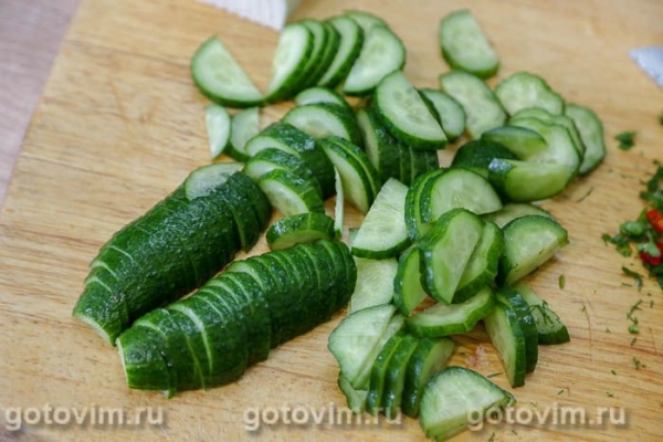 Салат из огурцов с каймаком, чесноком, перцем чили и зеленью