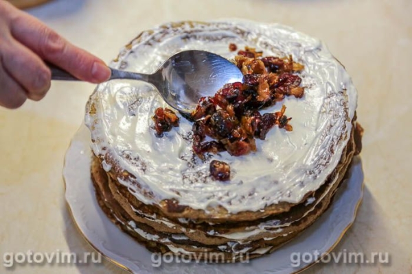 Печеночный торт с карамелизированным луком и клюквой