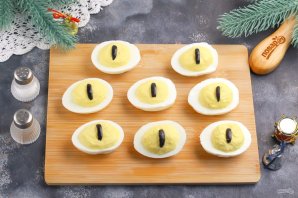 Фаршированные яйца "Глаз змеи" Фаршированные яйца "Глаз змеи"