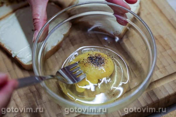 Сэндвич с колбасой и сыром в яйце Сэндвич с колбасой и сыром в яйце