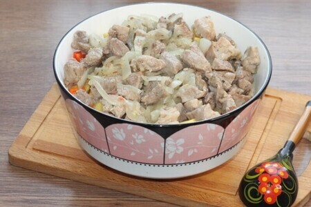 Свинина в горшочках с молочным соусом