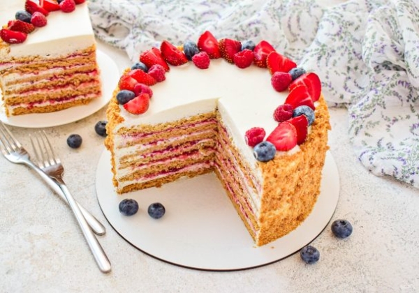 Медовик с клубникой и сметанным кремом Медовик с клубникой и сметанным кремом