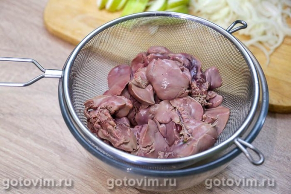 Куриная печень с яблоками, луком и сметаной в мультиварке