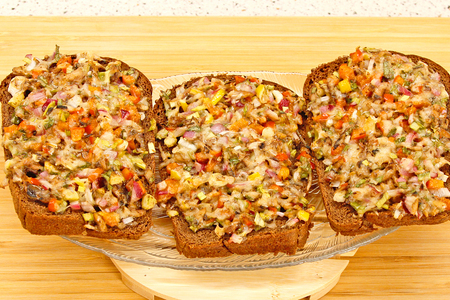 Горячие бутерброды со шпротами: современное прочтение советской классики Горячие бутерброды со шпротами: современное прочтение советской классики