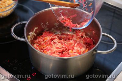 Солянка из квашеной и свежей капусты с нутом и курагой