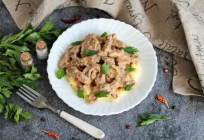 Свиная печень по-строгановски Свиная печень по-строгановски