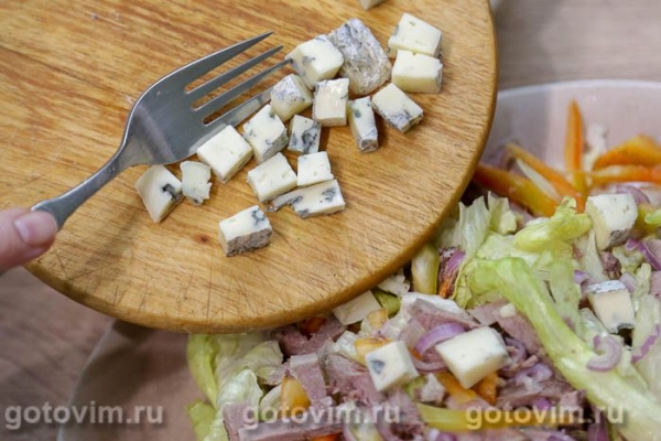 Салат из языка с овощами и сыром с голубой плесенью