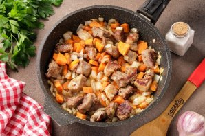 Гуляш с болгарским перцем Гуляш с болгарским перцем