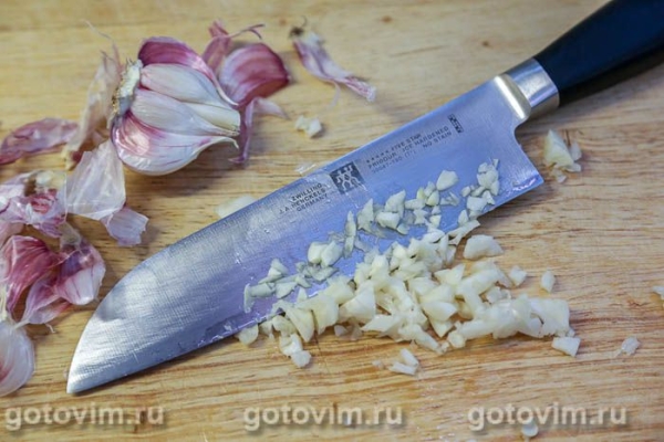 Курица, запеченная целиком с чесночным маслом 