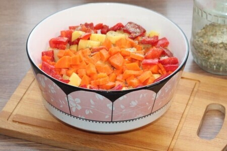 Свинина в горшочках с молочным соусом