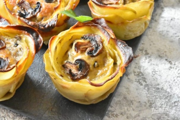 Закуска "Цветы" из картофеля с грибами Закуска "Цветы" из картофеля с грибами