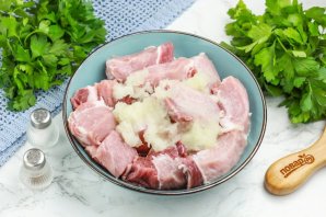 Шашлык из свинины в луковом маринаде Шашлык из свинины в луковом маринаде