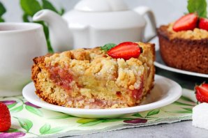 Пирог с клубникой, ревенем и посыпкой Пирог с клубникой, ревенем и посыпкой