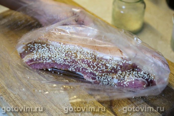 Свиная грудинка в кунжуте, запеченная в рукаве