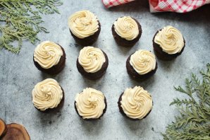 Шоколадные капкейки со сливочным кремом Шоколадные капкейки со сливочным кремом