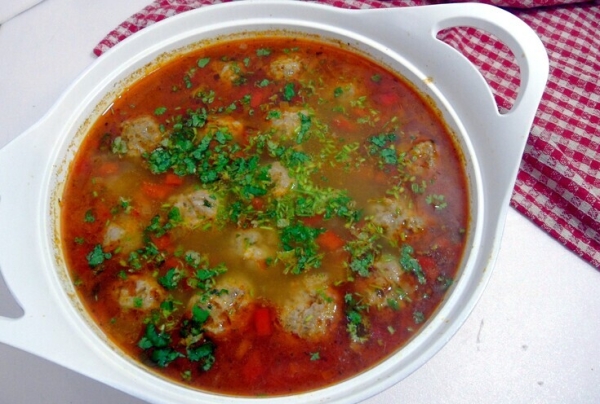 Быстросуп с фрикадельками, белой фасолью и лапшой