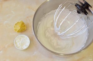 Меренговый рулет с заварным кремом Меренговый рулет с заварным кремом