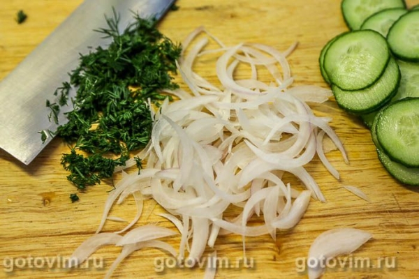 Салат из соленой клубники и огурцов