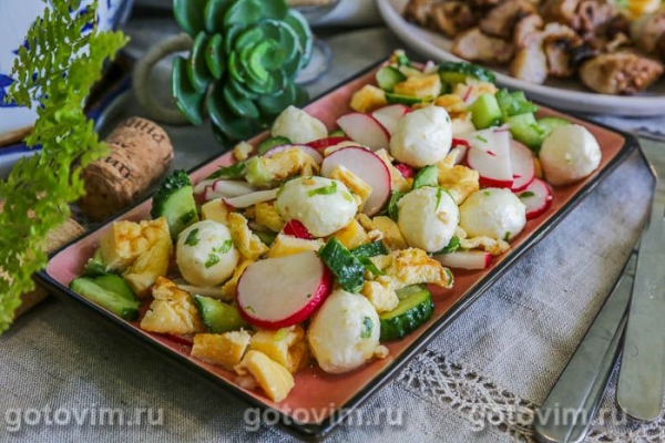 Овощной салат с редисом, огурцом, моцареллой и омлетом