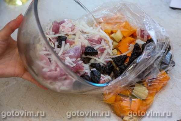 Свинина с черносливом, тыквой и картошкой, запеченная в рукаве Свинина с черносливом, тыквой и картошкой, запеченная в рукаве