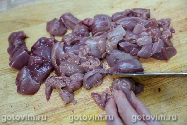 Поджарка из куриной печени с копчёными колбасками в мультиварке