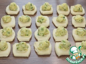 Слоеные пирожки с луком и картошкой