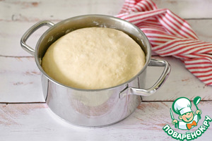 Разборный пирог из булочек с колбасой