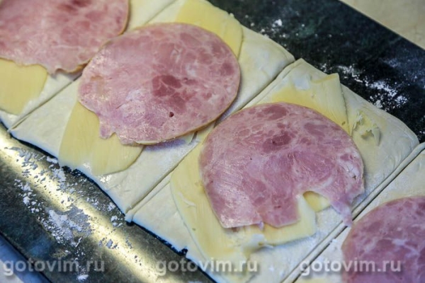 Лодочки из слоеного теста с ветчиной и сыром Лодочки из слоеного теста с ветчиной и сыром
