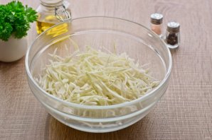 Салат "Витаминка" из капусты, моркови и перца