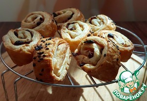 Слойки с ветчиной, изюмом и оливками