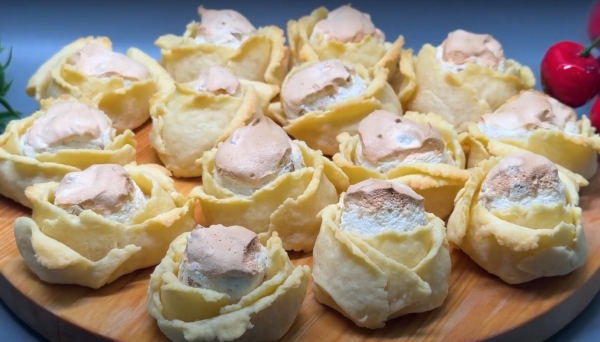 Песочные розочки с безе: рецепт за 15 минут. Остаются мягкими в течение 3-х дней