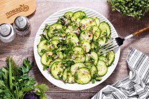 Салат из огурцов и зелени