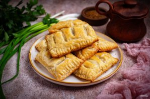 Слоеные пирожки с сыром и луком Слоеные пирожки с сыром и луком