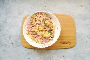 Треугольники из лаваша с начинкой из сыра и колбасы Треугольники из лаваша с начинкой из сыра и колбасы