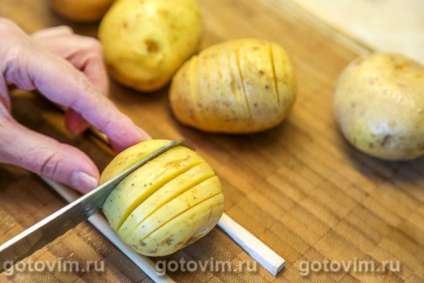 Картофель хассельбек с чесночным маслом Картофель хассельбек с чесночным маслом