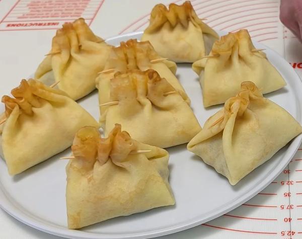 Заменила обычные блины на &laquo;мешочки&raquo; с сюрпризом: секрет закуски, которая первой исчезает со стола