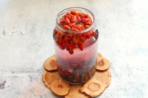 Компот из шиповника и черной смородины на зиму Компот из шиповника и черной смородины на зиму