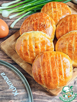 Пирожки с луком, яйцом и фетаксой