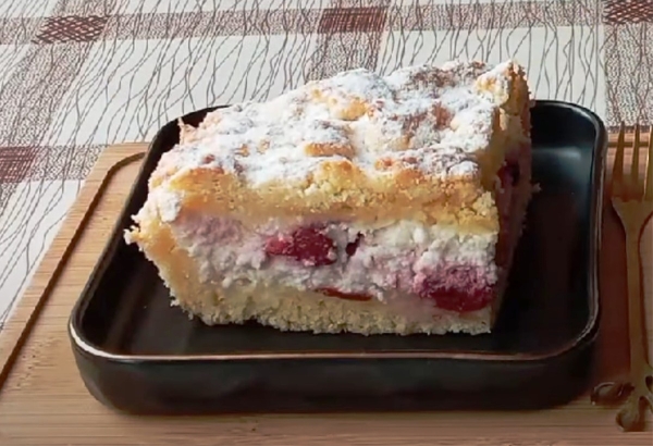 Творожный пирог с вишней. Сочетание нежного песочного теста, мягкого творога и ароматной вишни Творожный пирог с вишней. Сочетание нежного песочного теста, мягкого творога и ароматной вишни