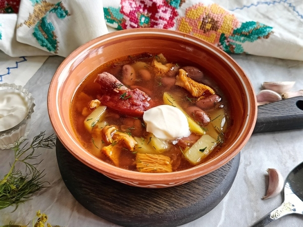 Фасолевый суп с лисичками и копчеными рёбрышками Фасолевый суп с лисичками и копчеными рёбрышками