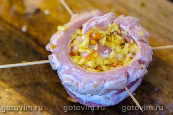 Рулет из свиной грудинки  с манго и перцем чили Рулет из свиной грудинки  с манго и перцем чили