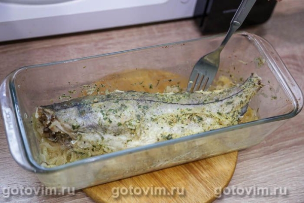 Пикша в микроволновке на луковой подушке